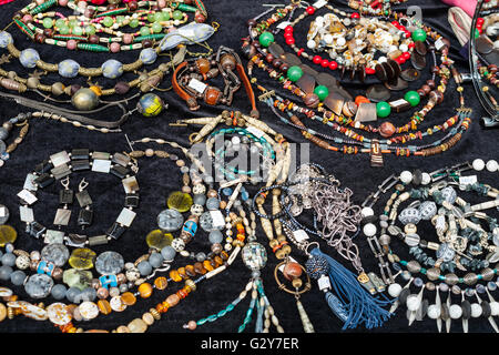 Tabella con collane fatte a mano da naturale gemme e gioielli in fiera Foto Stock