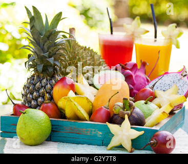 Assortimento di frutta tropicale, frullati e succhi di frutta Foto Stock