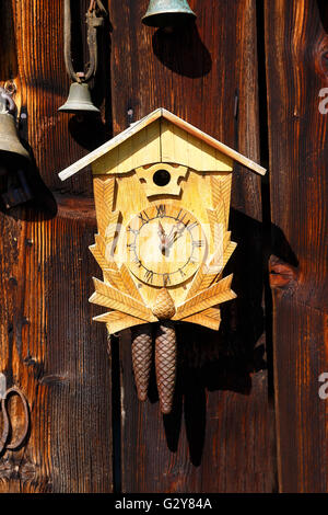 Close-up di legno marrone orologio cucù sulla parete pineta all'interno di  un piccolo cottage in stile casa di registro Foto stock - Alamy