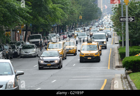 Nonostante il rapido aumento di Uber e Lyft e la caduta commisurate nel medaglione costi il taxi giallo rimane onnipresente. Foto Stock