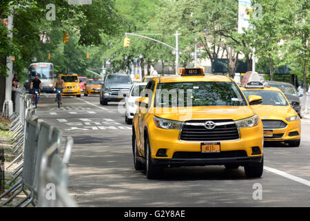 Nonostante il rapido aumento di Uber e Lyft e caduta nel medaglione costi il taxi giallo rimane onnipresente nella città di New York Foto Stock