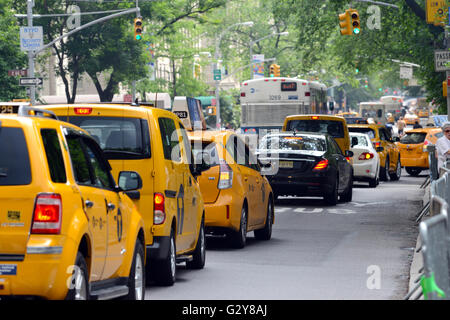 Nonostante il rapido aumento di Uber e Lyft e caduta nel medaglione costi il taxi giallo rimane onnipresente nella città di New York Foto Stock