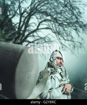 L uomo nella carta igienica nella foresta Foto Stock