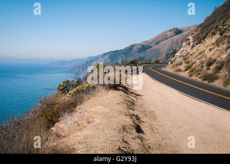 La strada sulla autostrada 1, California, Stati Uniti d'America, che si affacciano sull'oceano Foto Stock