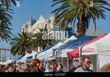 Il mercato del fine settimana Esplanade a St Kilda in Melbourne, Australia Foto Stock