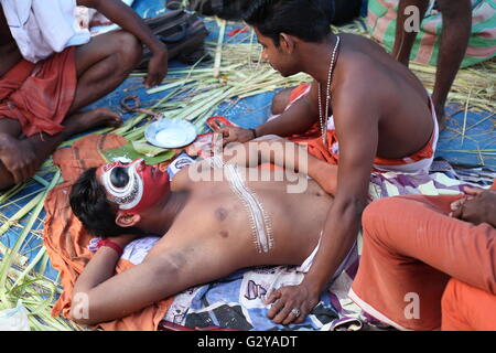 È theyyam aritualistic forma d'arte del nord del Kerala.L'artista è sempre pronto per una performance in un tempio vicino kannur Foto Stock