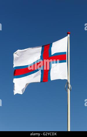 Bandiera delle Isole Faerøer sventolare nel cielo Foto Stock