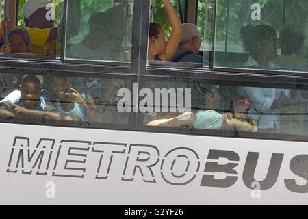 L'Avana, Havana, Cuba. 14 Maggio, 2016. La realtà economica degli effetti del 56 Anno American blocco economico di Cuba è riflessa nella storica facciate di edifici antichi, automobili, e fatiscenti le condizioni di vita del popolo cubano Havana, Cuba, Maggio 2016.Gli Stati Uniti hanno imposto una commerciale, economico e finanziario, blocco contro Cuba su Ott. 19,1960 (in Cuba chiamato El bloqueo, "Blocco"). Un blocco è una guerra economica come definito dalla Oxford Dictionary. Il blocco di Cuba è la più lunga nella storia moderna. Nonostante il blocco, gli Stati Uniti è t Foto Stock