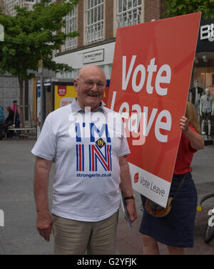 Exeter High St UK 4 giugno 2016 rivale referendum gli attivisti woo sabato shoppers. Ex consigliere di Exeter asta Ruffell Rodney brexit Credito: Anthony Collins/Alamy Live News Foto Stock