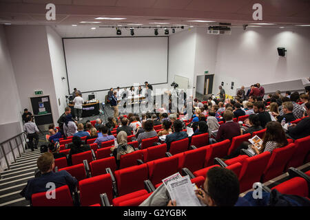 Londra, Regno Unito. Il 4 giugno, 2016. I partecipanti iniziano a montare per prevenire, islamofobia e libertà civili conferenza nazionale 2016 a orafi, Università di Londra. Credito: Mark Kerrison/Alamy Live News Foto Stock