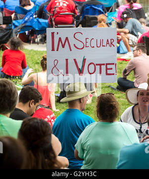 Washington, Distretto di Columbia, Stati Uniti d'America. 04 Giugno, 2016. La segnaletica è orgogliosamente esposti durante il ''motivo Rally, '' una raccolta di migliaia di non religiosi americani presso il National Mall. © Brian Cahn/ZUMA filo/Alamy Live News Foto Stock