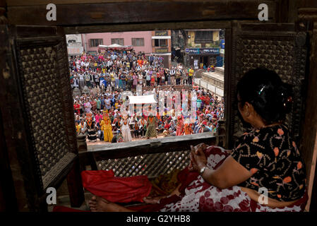 Lalitpur, Nepal. Il 4 giugno, 2016. Una vecchia donna prendere visualizza il danch mascherato durante Bagh Bhairav festival, che si celebra una volta ogni dodici anni di Patan Durbar Square,un sito patrimonio mondiale dell'UNESCO in Lalitpur, Nepal, Sabato 04 Giugno 2016.Questo festival è celebrato a offrire preghiere alla Divinità Bagh Bhairav è anche conosciuta come la divinità custode di Kirtipur che è una delle più antiche comunità Newari insediamenti in Nepal. Credito: imagespic/Alamy Live News Foto Stock