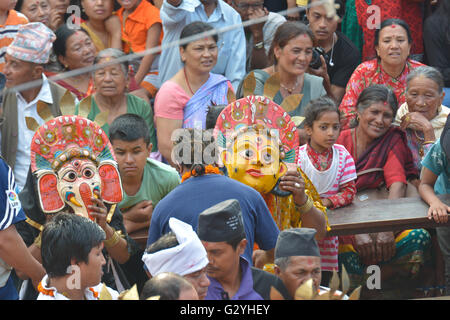 Lalitpur, Nepal. Il 4 giugno, 2016. Una mascherata persona esegue i rituali in occasione di Bagh Bhairav festival, che si celebra una volta ogni dodici anni di Patan Durbar Square,un sito patrimonio mondiale dell'UNESCO in Lalitpur, Nepal, Sabato 04 Giugno 2016.Questo festival è celebrato a offrire preghiere alla Divinità Bagh Bhairav è anche conosciuta come la divinità custode di Kirtipur che è una delle più antiche comunità Newari insediamenti in Nepal. Credito: imagespic/Alamy Live News Foto Stock