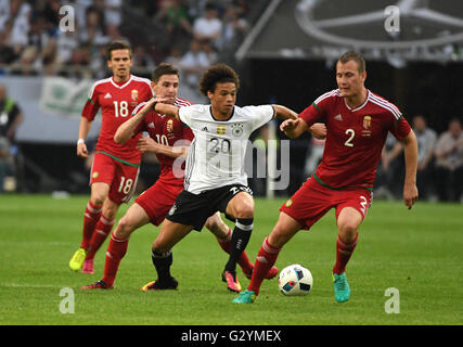 Gelsenkirchen (Germania). 04 Giugno, 2016. La Germania Leroy sane (C) in azione nei confronti dell'Ungheria Zoltan Gera e Adam Lang (R) durante le partite internazionali di calcio amichevole tra Germania e Ungheria alla Veltins Arena di Gelsenkirchen, Germania, 04 giugno 2016. Foto: ARNE DEDERT/dpa/Alamy Live News Foto Stock