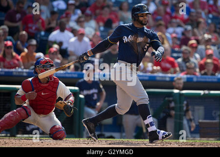 Philadelphia, Pennsylvania, USA. Il 4 giugno, 2016. Milwaukee Brewers shorstop Jonathan Villar (5) a bat durante la MLB gioco tra il Milwaukee Brewers e Philadelphia Phillies al Citizens Bank Park di Philadelphia, Pennsylvania. Christopher Szagola/CSM/Alamy Live News Foto Stock