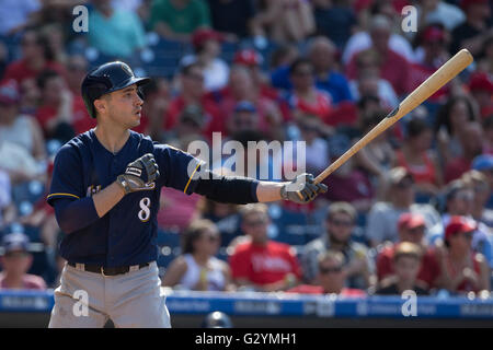 Philadelphia, Pennsylvania, USA. Il 4 giugno, 2016. Milwaukee Brewers sinistra fielder Ryan Braun (8) a bat durante la MLB gioco tra il Milwaukee Brewers e Philadelphia Phillies al Citizens Bank Park di Philadelphia, Pennsylvania. Christopher Szagola/CSM/Alamy Live News Foto Stock