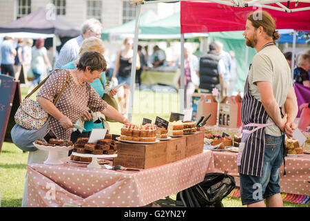 Plymouth in Inghilterra - 5 giugno 2016 Buon Cibo domenica mercato detenuto presso il Royal Williams cantiere nel porto di Plymouth, UK attraggono molti amanti del cibo da tutta la contea su questa soleggiata e worm Domenica, Giugno 5th. Credito: marcin jucha/Alamy Live News Foto Stock