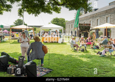 Plymouth in Inghilterra - 5 giugno 2016 Buon Cibo domenica mercato detenuto presso il Royal Williams cantiere nel porto di Plymouth, UK attraggono molti amanti del cibo da tutta la contea su questa soleggiata e worm Domenica, Giugno 5th. Credito: marcin jucha/Alamy Live News Foto Stock