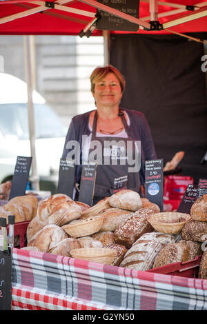 Plymouth in Inghilterra - 5 giugno 2016 Buon Cibo domenica mercato detenuto presso il Royal Williams cantiere nel porto di Plymouth, UK attraggono molti amanti del cibo da tutta la contea su questa soleggiata e worm Domenica, Giugno 5th. Credito: marcin jucha/Alamy Live News Foto Stock