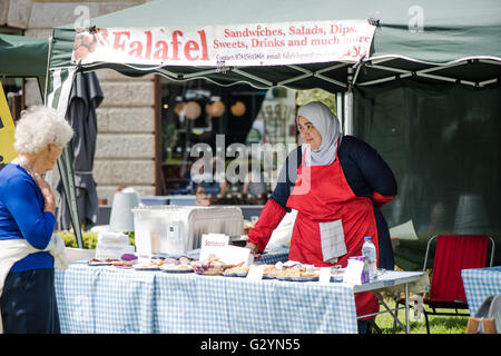 Plymouth in Inghilterra - 5 giugno 2016 Buon Cibo domenica mercato detenuto presso il Royal Williams cantiere nel porto di Plymouth, UK attraggono molti amanti del cibo da tutta la contea su questa soleggiata e worm Domenica, Giugno 5th. Credito: marcin jucha/Alamy Live News Foto Stock