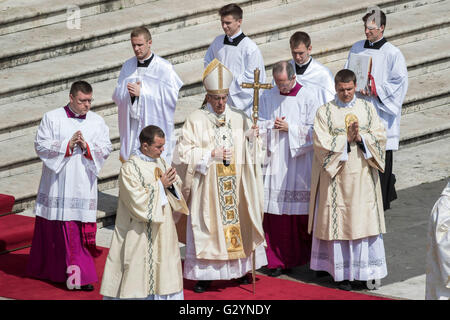 Città del Vaticano il Vaticano. 05 Giugno, 2016. Papa Francesco arriva a condurre una Santa Messa per la canonizzazione della Beata Maria Elisabeth Hesselblad e Stanislao di Gesù e di Maria in Piazza San Pietro. Papa Francesco ha canonizzato Elisabetta Hesselblad, un Luterano convertire che nascondeva gli ebrei durante la Seconda Guerra Mondiale e Stanislao di Gesù Maria Papczynski, il fondatore del primo uomo ordine religioso dedicata all Immacolata Concezione. © Giuseppe Ciccia/Pacific Press/Alamy Live News Foto Stock