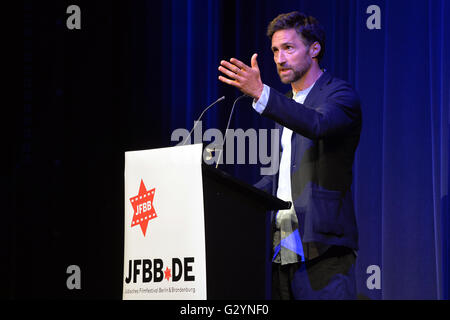 Potsdam, Germania. 04 Giugno, 2016. Festival patrono Benjamin Sadler parla di apertura della Jewish Film Festival Berlino e Brandeburgo 2016 a Potsdam, Germania, 04 giugno 2016. Foto: MAURIZIO GAMBARINI/dpa/Alamy Live News Foto Stock