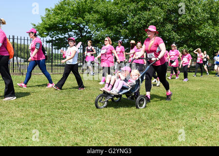 Nottingham, Regno Unito. 5 Giugno, 2016. Centinaia di donne prendono parte in gara per la vita 5k e 10k corrono lungo il Victoria Embankment . Loro hanno lo scopo di raccogliere fondi per la ricerca in tutti i tipi di cancro. Credito: Ian Francesco/Alamy Live News Foto Stock