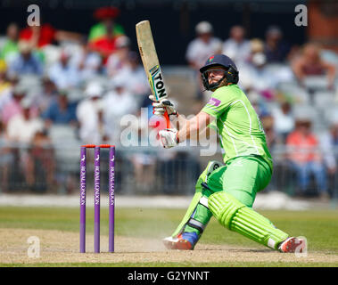 Old Trafford, Manchester, Regno Unito. 05 Giugno, 2016. Royal London un giorno Cup. Lancashire Lightning versus Warwickshire. Lancashire fulmine capitano, Steven Croft gioca la palla indietro di oltre il cancello per un quattro sul suo modo di un punteggio di 67 come Lancashire fulmini 296-8 rigato off loro 50 overs © Azione Sport Plus/Alamy Live News Foto Stock