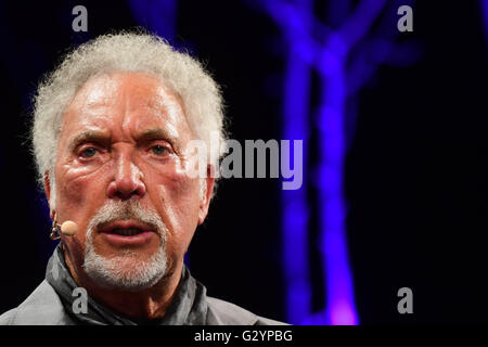 Hay Festival 2016, Hay on Wye, Powys , Wales UK domenica 05 giugno 2016 Sir Tom Jones, parlare in pubblico per la prima volta dopo la morte di sua moglie Melinda Trenchard, in aprile 2016, parlando della sua nuova autobiografia "sopra la parte superiore e posteriore del giorno finale del 2016 Hay Festival della letteratura e delle arti per dieci giorni verso la fine di maggio e inizio giugno la piccola città di Hay on Wye sul confine Wales-England diventa il "Woodstock della mente", e attrae alcuni dei migliori scrittori, scrittori e poeti Photo credit: Keith Morris / Alamy Live News. Foto Stock