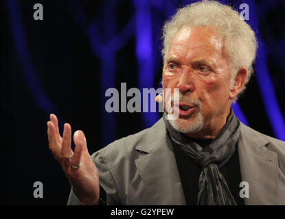 Hay on Wye. Domenica 05 giugno 2016 Tom Jones parla del suo libro "Oltre la parte superiore e posteriore della autobiografia" presso il Festival di fieno, Hay on Wye, Wales, Regno Unito Foto Stock