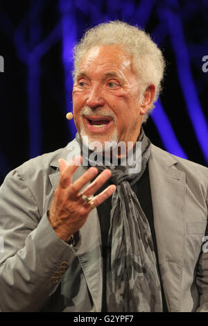 Hay on Wye. Domenica 05 giugno 2016 Tom Jones parla del suo libro "Oltre la parte superiore e posteriore della autobiografia" presso il Festival di fieno, Hay on Wye, Wales, Regno Unito Foto Stock