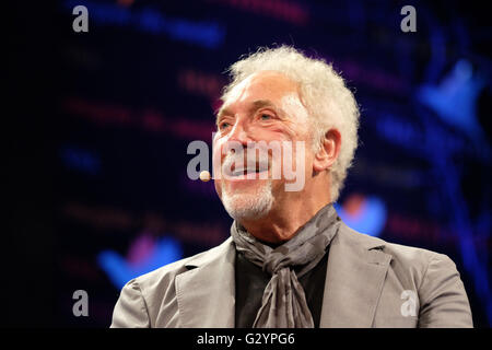 Festival di fieno, Wales, Regno Unito - Giugno 2016 - Tom Jones sul palco del fieno Book Festival per parlare della sua vita e il suo libro sopra la parte superiore e posteriore. Questo è stato Tom la prima apparizione pubblica dopo la recente morte della moglie. Fotografia Steven Maggio / Alamy Live News Foto Stock