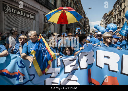 Barcellona, in Catalogna, Spagna. 5 Giugno, 2016. Migliaia di marzo con i loro cartelli e bandiere attraverso Barcellona per protestare contro gli Spagnoli piano di gestione del bacino idrografico per l'Ebro e le conseguenze che può avere per il delta del fiume Ebro e l'ambiente globale e per l'indipendenza della Catalogna dalla Spagna. Credito: Matthias Oesterle/ZUMA filo/Alamy Live News Foto Stock