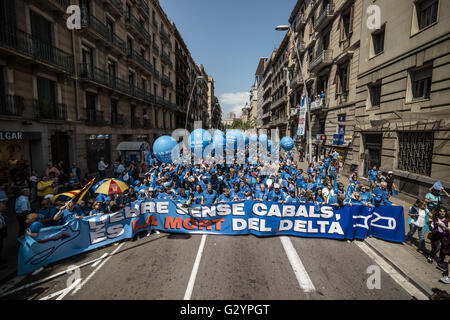 Barcellona, in Catalogna, Spagna. 5 Giugno, 2016. Migliaia marzo dietro i loro striscioni attraverso Barcellona per protestare contro gli Spagnoli piano di gestione del bacino idrografico per l'Ebro e le conseguenze che può avere per il delta del fiume Ebro e l'ambiente globale e per l'indipendenza della Catalogna dalla Spagna. Credito: Matthias Oesterle/ZUMA filo/Alamy Live News Foto Stock