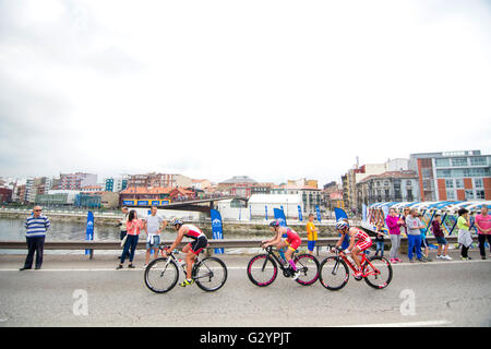 Aviles, Spagna. Il 4 giugno, 2016. Hideo Kikuchi (Giappone), Lucia Perez (Spagna) e Suanne Svendsen (Danimarca) giro in bici durante la gara delle donne elite & U-23 Categorie di 2016 Aviles ITU Duathlon Campionati del mondo al centro Niemeyer su Giugno 4, 2016 in AVILES, Spagna. Credito: David Gato/Alamy Live News Foto Stock