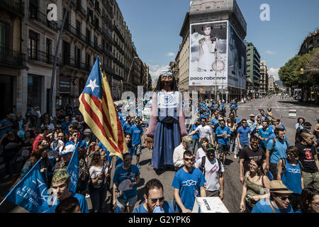 Barcellona, in Catalogna, Spagna. 5 Giugno, 2016. Migliaia di marzo con i loro cartelli e bandiere attraverso Barcellona per protestare contro gli Spagnoli piano di gestione del bacino idrografico per l'Ebro e le conseguenze che può avere per il delta del fiume Ebro e l'ambiente globale e per l'indipendenza della Catalogna dalla Spagna. Credito: Matthias Oesterle/ZUMA filo/Alamy Live News Foto Stock