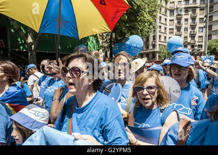 Barcellona, in Catalogna, Spagna. 5 Giugno, 2016. I manifestanti contro gli Spagnoli piano di gestione del bacino idrografico per l'Ebro e le conseguenze che può avere per il delta del fiume Ebro e l'ambiente globale e per l'indipendenza della Catalogna dalla Spagna gridare slogan come si raduna per un rally di fine a marzo a Barcellona. Credito: Matthias Oesterle/ZUMA filo/Alamy Live News Foto Stock