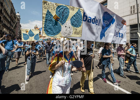 Barcellona, in Catalogna, Spagna. 5 Giugno, 2016. Migliaia di marzo con i loro cartelli e bandiere attraverso Barcellona per protestare contro gli Spagnoli piano di gestione del bacino idrografico per l'Ebro e le conseguenze che può avere per il delta del fiume Ebro e l'ambiente globale e per l'indipendenza della Catalogna dalla Spagna. Credito: Matthias Oesterle/ZUMA filo/Alamy Live News Foto Stock