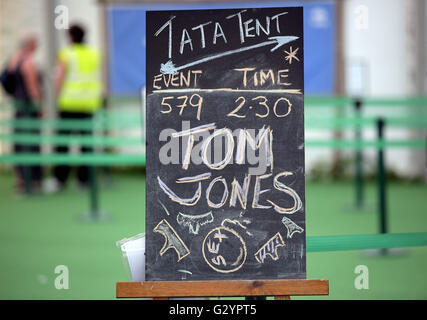 Hay on Wye. Domenica 05 Giugno 2016 Il Tom Jones annuncio al di fuori della tenda Tata presso il Festival di fieno, Hay on Wye, Galles, UK Credit: D Legakis/Alamy Live News Foto Stock