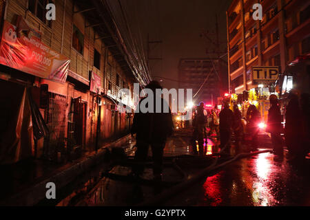 Manila, Filippine. 5 Giugno, 2016. Vigili del fuoco a lavorare in una area residenziale dopo un incendio a Manila nelle Filippine, Giugno 5, 2016. Circa 100 famiglie hanno perso le loro case nel fuoco, secondo il Philippine Bureau of Fire. © Rouelle Umali/Xinhua/Alamy Live News Foto Stock