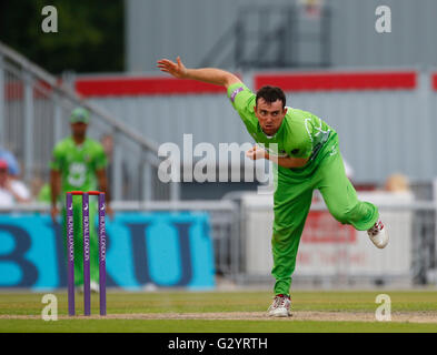 Old Trafford, Manchester, Regno Unito. 05 Giugno, 2016. Royal London un giorno Cup. Lancashire Lightning versus Warwickshire. Lancashire Lightning bowler Stephen Parry. Lancashire fulmini 296-8 rigato off loro 50 overs. © Azione Sport Plus/Alamy Live News Foto Stock