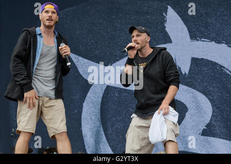 Norimberga, Germania. 05 Giugno, 2016. Pablo Charlemoine (R) e Carlos Charlemoine della band tedesca Irie Revoltes eseguire sul palco del 'Rock im Park" (Rock nel parco) music festival di Norimberga (Germania), 05 giugno 2016. Più di 80 bande sono impostati per eseguire al festival fino al 05 giugno. Foto: DANIEL KARMANN/dpa/Alamy Live News Foto Stock