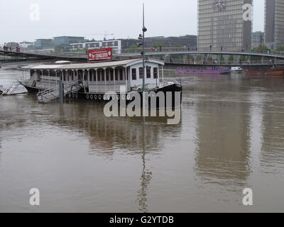 Parigi, Francia. 05 Giugno, 2016. Bibliotheque Nationale de France, Passerelle Simone de Beauvoir, Quai François Mauriac, esondazioni del fiume Senna, Giugno 5, 2016, Parigi, Francia Credito: Claude thibault/Alamy Live News Foto Stock