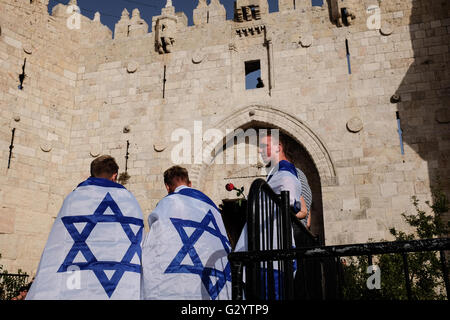 Gerusalemme, Israele. 5 Giugno, 2016. Migliaia di giovani dei religiosi flussi sionista di partecipare al ballo annuale delle bandiere esultanza l anniversario della riunificazione di Gerusalemme nella guerra di sei giorni 1967, marciando attraverso il Quartiere Musulmano al Muro Occidentale. Foto Stock