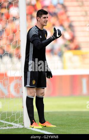 Bruxelles, Belgio. 05 Giugno, 2016. Calcio internazionale amichevole. Belgio contro la Norvegia. Courtois Thibaut portiere del Belgio impartisce istruzioni ai suoi compagni di squadra durante la international amichevole tra Belgio e Norvegia prima della UEFA campionato europeo EURO 2016 in Francia . Il Belgio è venuto da dietro per vincere la partita 3-2 Credito: Azione Sport Plus/Alamy Live News Foto Stock