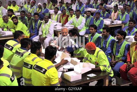 Primo Ministro indiano Narendra Modi unisce indiani espatriati lavoratori durante la loro pausa pranzo in un progetto di costruzione Giugno 4, 2016 a Doha, in Qatar. Foto Stock