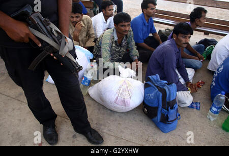 Karachi. Il 6 giugno, 2016. Un poliziotto sta di guardia da rilasciato i pescatori indiani in corrispondenza di una stazione ferroviaria nella città di porto di Karachi, Pakistan rilasciato 18 pescatori indiani la domenica come un gesto di buona volontà, hanno detto i funzionari. Credito: Arshad/Xinhua/Alamy Live News Foto Stock