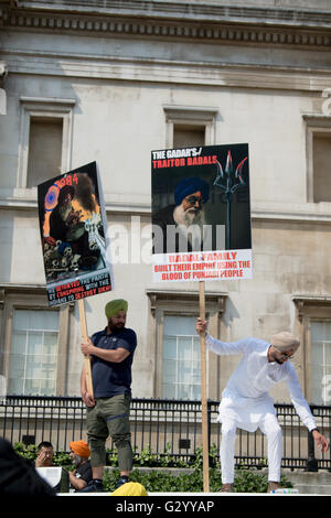 Trafalgar Square, Londra, Regno Unito il 5 giugno 2016, dimostranti al rally per i sikh al trentaduesimo anniversario dell attentato contro il Tempio d'oro nel 1984. Credito: Ben Gingell/Alamy Live News Foto Stock