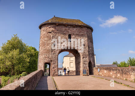 Monnow Gate, una guardiola medievale in piedi sul Monnow Bridge, Monmouth, Monmouthshire, Wales, Regno Unito Foto Stock