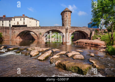 Il Monnow ponte che attraversa il fiume Monnow con la sua gatehouse sul ponte, Monmouth, Monmouthshire, Wales, Regno Unito Foto Stock